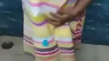 Desi housewife flashes body in amateur porn video after taking a shower