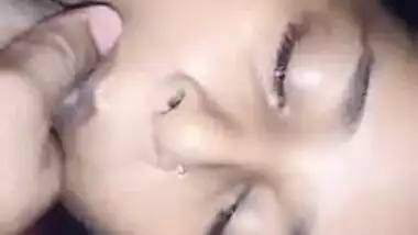 Bihari Desi XXX babe gives a nice blowjob to her father’s friend MMS