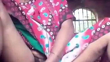 Desi XXX bitch in sari has pussy fucked by her own fingers MMS style