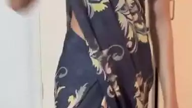 Amateur Indian Desi Girl Does Saree Strip Tease For Her Boyfriend During A Wedding