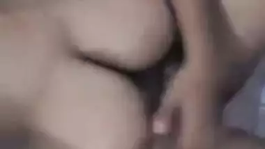 Desi girl's XXX pussy needs to be fingered in the self-made clip