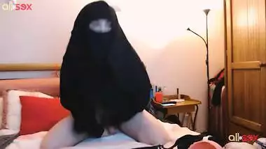 Indian takes off hijab after she rides a dildo for a while