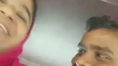 Dude seduces cute Desi auntie to have hot XXX for amateur camera