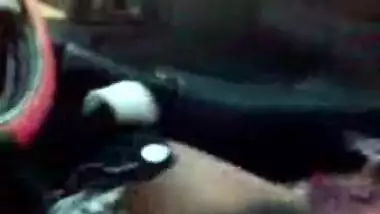 Hindi sex video of a college girl having outdoor fun in boyfriend’s car