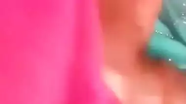 Man takes hot Desi girl outdoors for the sake of XXX sex in MMS video