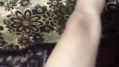 Girl in birthday XXX suit spreads legs and shows boobs in Desi video