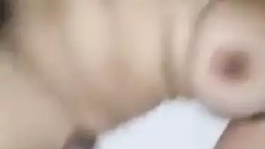 Guy fingers GF’s pussy and fucks her hard in desi xxx MMS