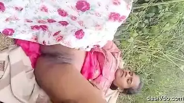 Desi Aunty fucking in outdoor