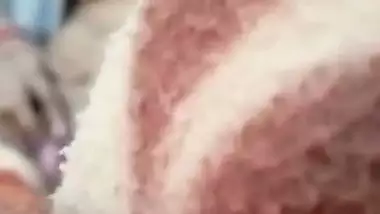 Indian sexy dever ne sakshi bhabi ko apni chut mein kheera dalte dekh liya