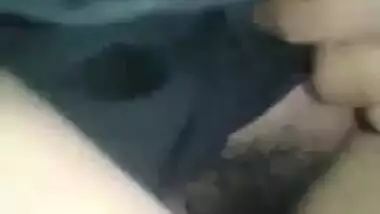 Hijabi Desi XXX girl gets pussy fingering by her lover in park MMS