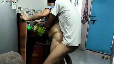 Didi kitchen mein khana paka rahi thi maine use pataya aur chudai kardi Hindi awaaz mein xxx video
