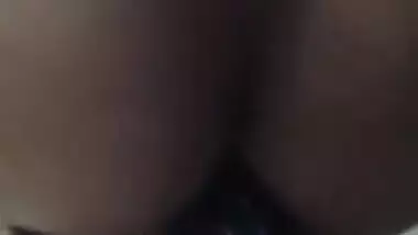 Seule A Ison, Je M Explose Le Cul Avec Le Gros Gode De Ma Mere Pour La Toute Premiere Fois !