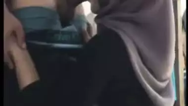Muslim girl blows a guy and gets fuck in a Nepali porn video