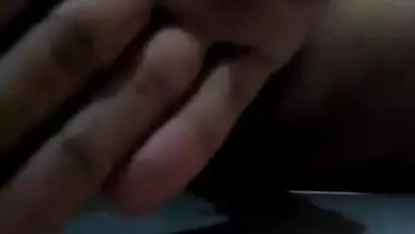 Indian doesn't hide her sex hole and performs a XXX masturbation show