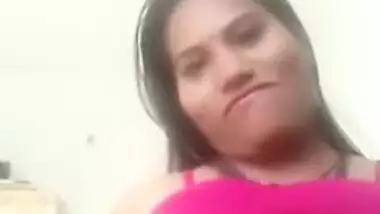 Desi XXX charmer in pink top makes an MMS video of her naked breasts