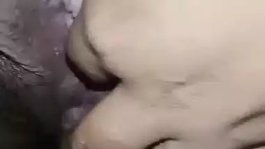 Desi aunty plays with her wet pussy in Tamil aunty sex MMS