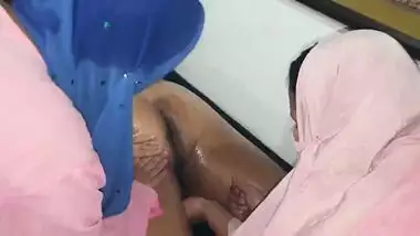 Hindi . Após a massagem tântrica mãe oferece filha desi virgem