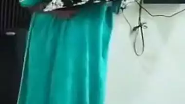 Teen Desi opens the towel and shows off XXX titties and sex sized butt
