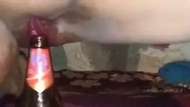 Desi milf puts a beer bottle in her pussy in Tamil sex video