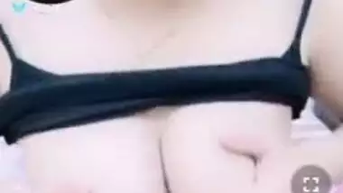 Webcam Desi model with the pink mask performs a XXX show at home