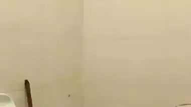 Tanker MILF bathing naked recorded while on video call