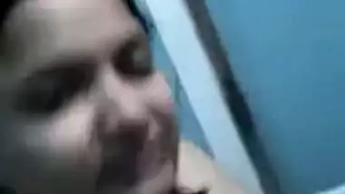 Slut takes her T-shirt down and remains with naked XXX Desi tits