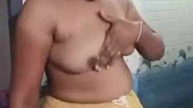 Lecherous Desi wife poses topless showing her XXX tits for MMS clip