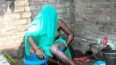 Chubby Desi slut from the village records XXX video of her bathing