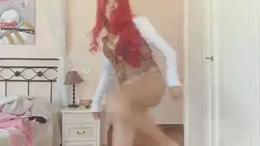 I'll kick you in the balls! I warned you: you do not have to spy on me in the bathroom!