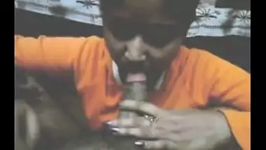 Desi porn movie scene of college teen girl sucking dick like pro