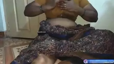 Come-hither Indian diva has XXX charms under sari to flaunt on camera