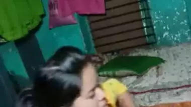 Indian babe takes her XXX boob out of sari and rubs it on camera