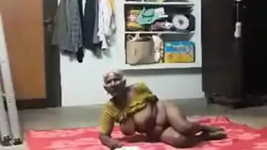 Close-up video of mature Desi slut who takes boy's XXX tool in cunt