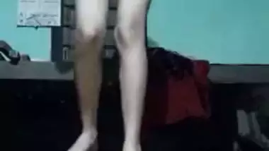 Slim village virgin strips to show her XXX pussy for Desi video