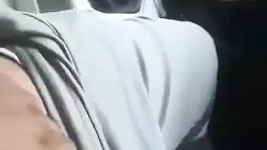 Inside car Bhabi ki chut m ungli ki or boobs dbaye and handjob too -1