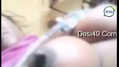 Desi babe shows her hairy twat while XXX squirting for the camera