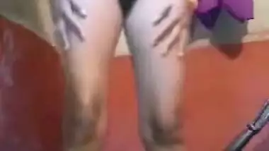 Attractive Desi girl records on camera her solo relax in XXX shower