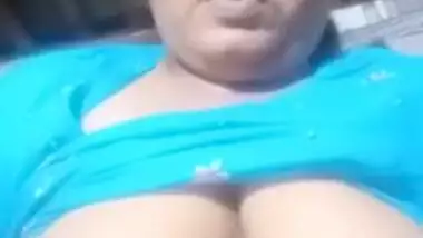 Mature Desi whore reveals her big natural tits for selfie XXX video