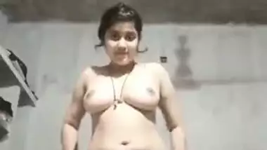 Desi girl makes solo XXX video of herself stripping down under the fan