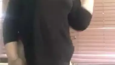 Big ass Paki naked striptease MMS