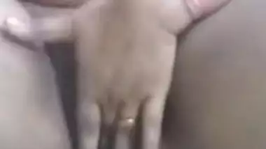 Curvy Desi village girl shows perky XXX tits and pussy in MMS clip