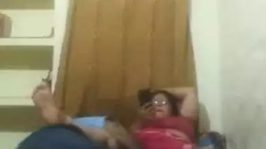 Man offers the nerdy Indian aunty to film XXX video and she agrees