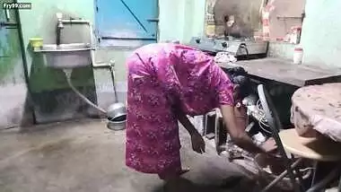 Indian bengali maid kitchen pe kam kar rahi thi moka miltahi maid ko jabardasti choda malik na.