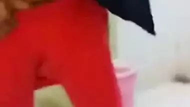Indian can't wait to go to toilet and pisses on floor in XXX clip