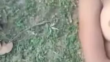 Whore is fucked well by Desi guy who makes XXX video in the fresh air