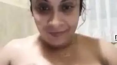 Today Exclusive- Hot Look Sri Lankan Girl Record Her Nude Bathing Selfie Part 2