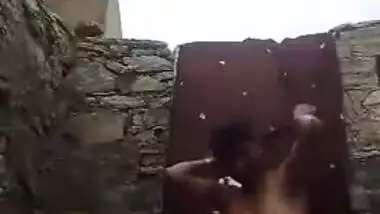 Offensive babe washes her XXX body outdoors being filmed by Desi man