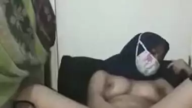 Slutty desi bhabi aunty open XXX cam and show pussy for lover