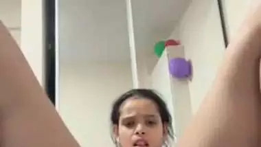 Indian nude babe records her fingering MMS for fun