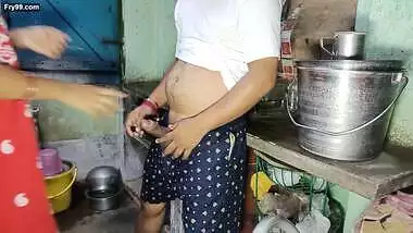 Indian bangali pinki vabi kitchen me kam kar rahi thi or davor aya room pe leja ke chodke vabi ki pussy ko jamke choda